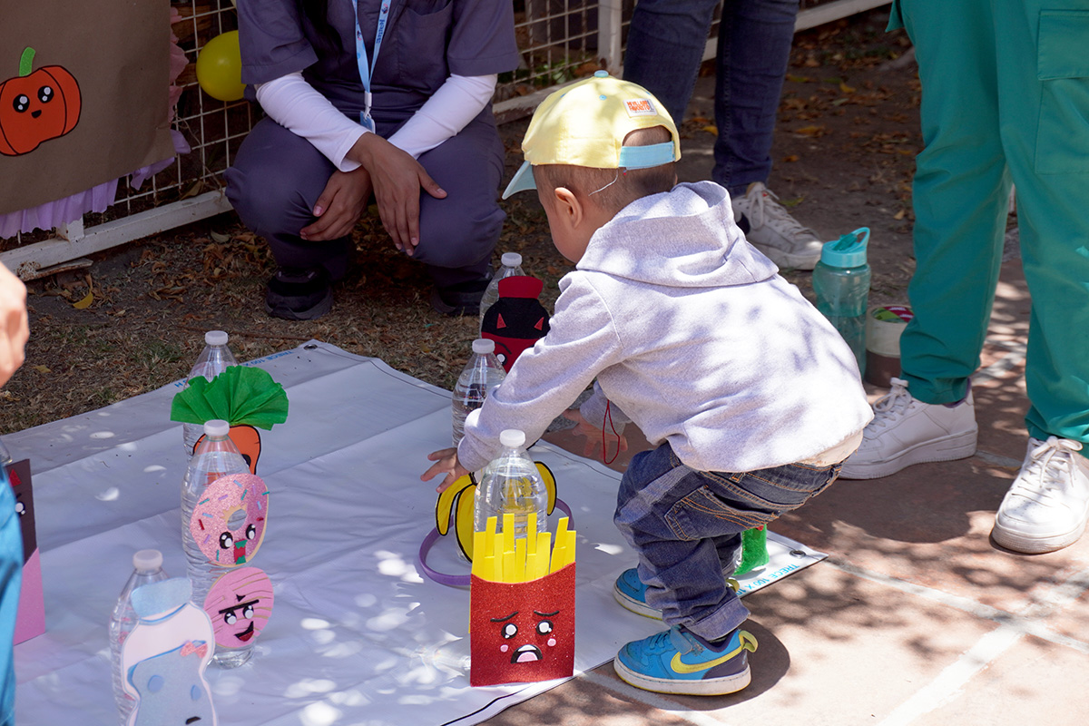 Niño de espaldas jugando